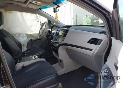 2014 Toyota Sienna Se 8 Passenger z USA, uszkodzony, nr VIN 5TDXK3DC3ES453080